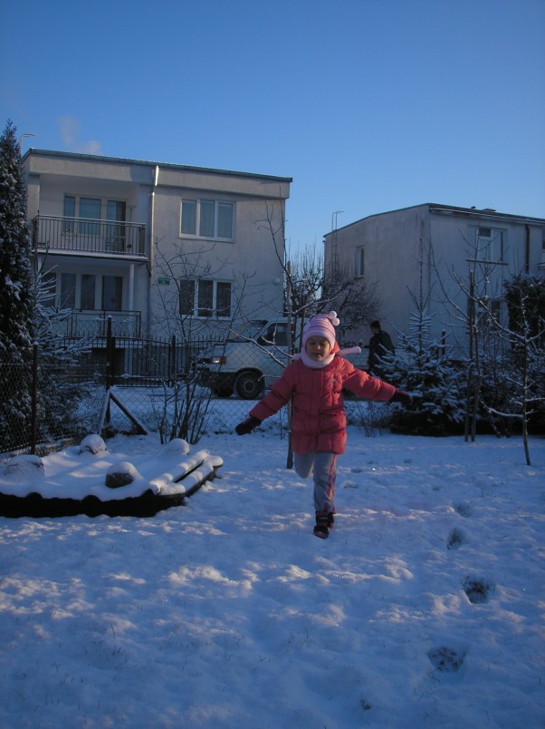 Zdjęcie zgłoszone na konkurs eBobas.pl Na śniegu nie warto stać w miejscu. Można się ślizgać, jeździć na sankach, lepić bałwana, biegać po śniegu. Tu nie ma czasu na nudę.