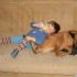 Oliver zasnął pijąc mleko, za poduszkę służy mu pupil Lilo.