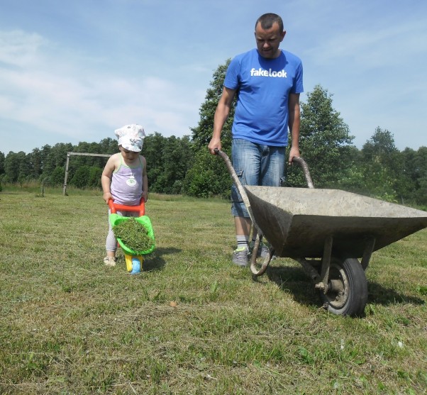 Wspólna praca!  We dwoje nawet ciężka praca daje radość.\nBo robota &quot;pali nam się w rękach&quot; :&#41; 