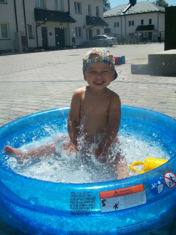 Zdjęcie zgłoszone na konkurs eBobas.pl Dawidek i kąpiel w basenie