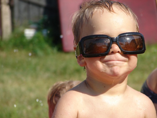 Szymek Szymek w okularach słonecznych i w basenie:&#41;