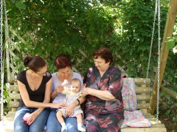 Na huśtawce Marta z prababcia , babcią i mamusią