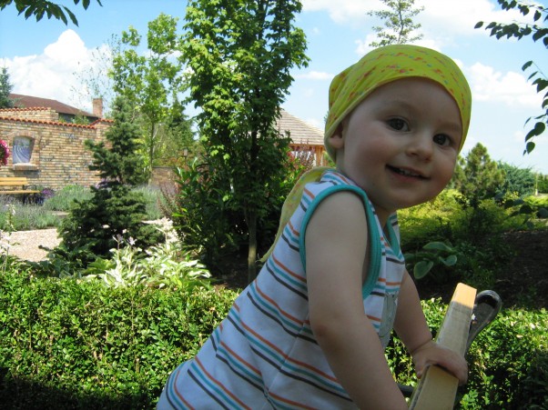 Zielono mi... Mała Hania w pięknych okolicznościach przyrody &#45; ogrody w Goczałkowicach.