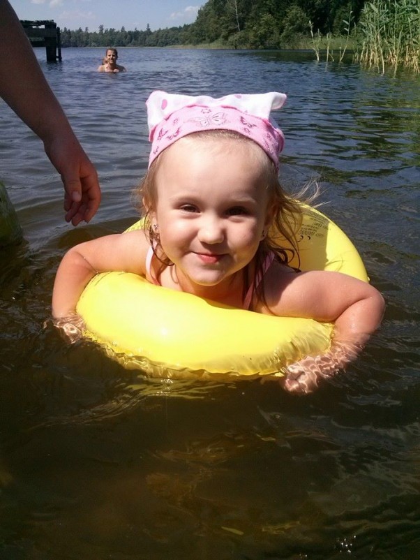 Zdjęcie zgłoszone na konkurs eBobas.pl Julcia na plaży. Mogłaby nie wychodzić z wody, tak uwielbia pływać i bawić się na plaży :&#41;