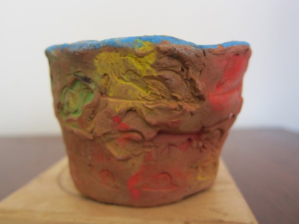 Kolorowa doniczka dla mamy Piękna kolorowa doniczka z gliny wykonana rączkami 3 i pół letniego Tomka