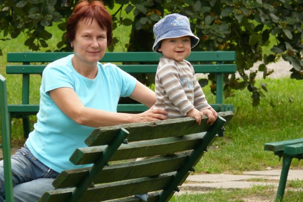 Pozowanie Z moją ukochaną Babcią pozuję do zdjęcia. Zdjęcie robi nam ukochany Dziadek.