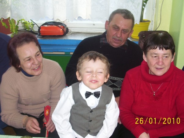 Zdjęcie zgłoszone na konkurs eBobas.pl Dzień babci i dziadka w przedszkolu pod Jarzębinką w grupie Misiów. Filipek z dziadkami:&#41;