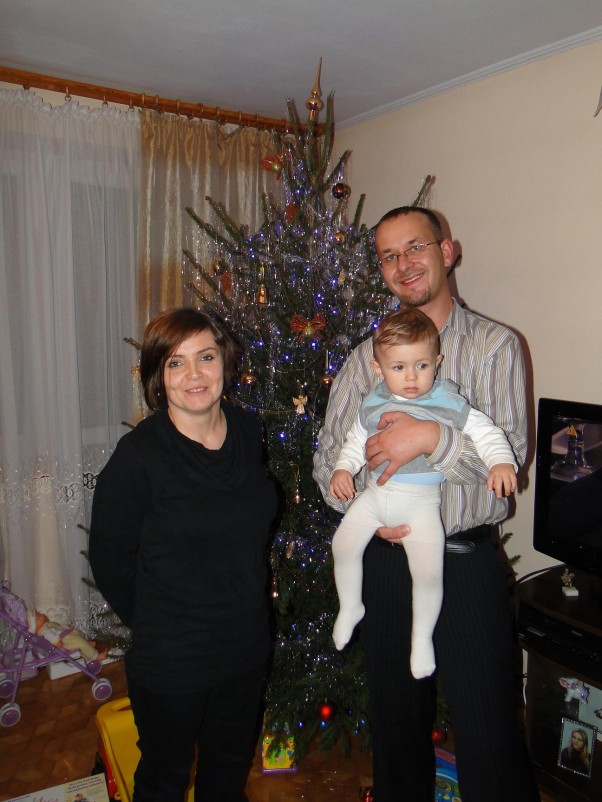 Zdjęcie zgłoszone na konkurs eBobas.pl pierwszych świąt się nie zapomina nigdy\ncała nasza trójka w komplecie,\nw tle &quot;żywy&quot; świerk nasza rodzinna tradycja:&#41;\n