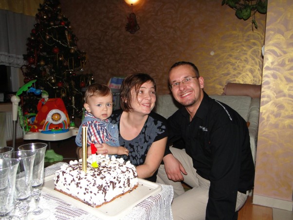 Zdjęcie zgłoszone na konkurs eBobas.pl pierwsza impreza Alusia\nw tle choinka, bo Alek urodziny\nma 30 grudnia:&#41;