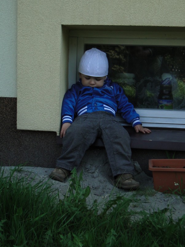 Zdjęcie zgłoszone na konkurs eBobas.pl zasnąć można w każdym miejscu nawet przed własnym domem:&#45;&#41;