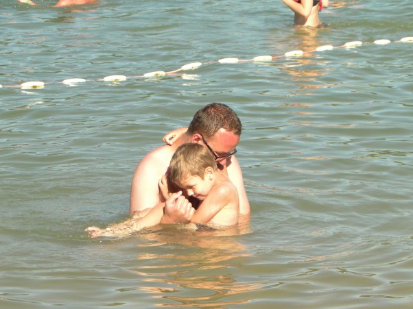 Zdjęcie zgłoszone na konkurs eBobas.pl pierwsza nauka pływania a najbezpieczniej w ramionach taty...