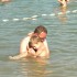 pierwsza nauka pływania a najbezpieczniej w ramionach taty...
