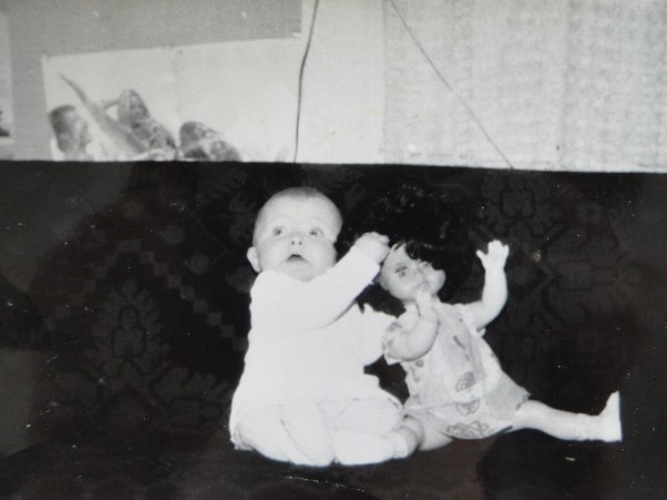 Zdjęcie zgłoszone na konkurs eBobas.pl &quot;Zuzia lalka nieduża\nI na dodatek cała ze szmatek\nW kratkę stara spódniczka\nŁzy na policzkach\nA w główce marzeń sto&quot;\n\nMama Aleksandra mając roczek już lubiła bawić się lalkami nawet większymi od niej:&#41; 1977 rok