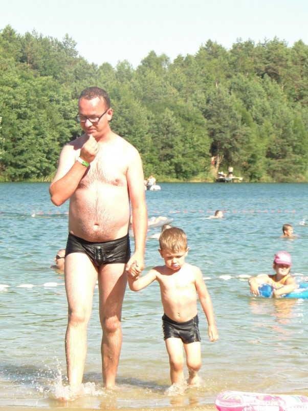 Zdjęcie zgłoszone na konkurs eBobas.pl Jaki ojciec taki syn:&#45;&#41; Prawda że podobni do siebie nawet bokserki:&#41;? Miny ich bezcenne tata Aleksandra jakiś taki zadumany a Alek oburzony bo musiał wyjść z wody gdzie się bawił wyśmienicie:&#41;