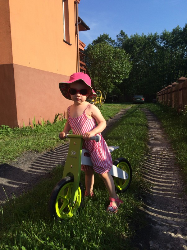 Zmieniamy wózek na rower. Pierwsza &quot;wielka wyprawa&quot; Paulinki na nowym rowerze. Rodzice dumni, córeczka szczęśliwa, rower ocalał :&#41;