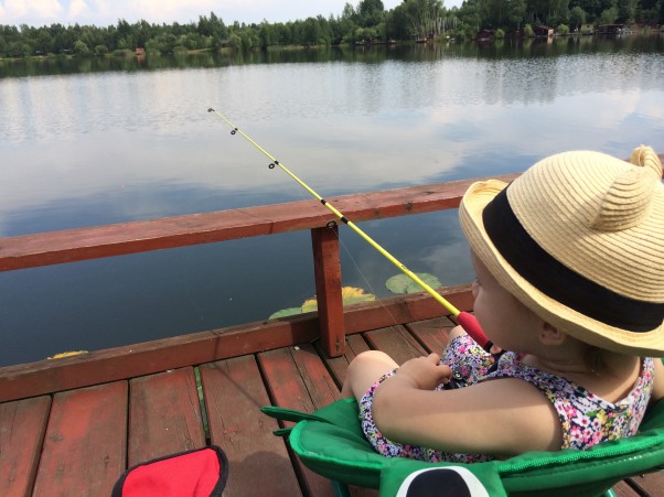 Niedzielny relaks :&#41; Pierwsze łowienie rybek przez moją córeczkę. Niby nudne zajęcie, a jaka była przejęta... 2 godziny siedziała z wędką cichutko i spokojnie. Uwierzycie? 2,5 letnie dziecko.