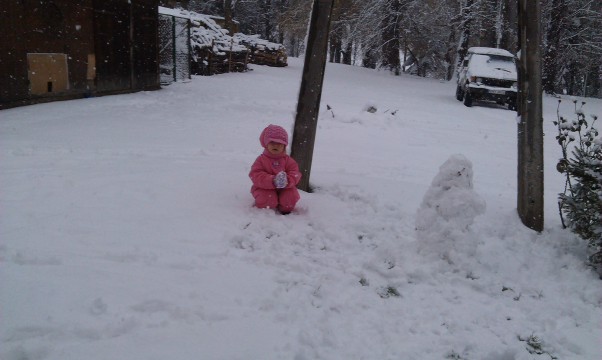 Zdjęcie zgłoszone na konkurs eBobas.pl Kingusia i jej bałwanek oraz dużo śniegu:&#41;
