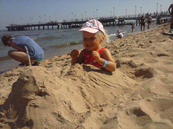 Duuużo piachu! Ile to radości zakopać się na plaży w piasku:&#41;