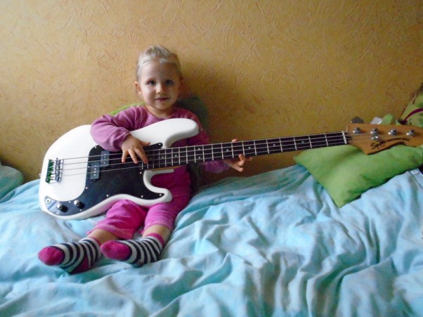 Mała basistka;&#41; Julka chce grać na gitarze jak tata