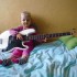 Julka chce grać na gitarze jak tata
