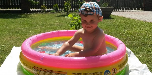Pierwsza letnia kąpiel Kubusia Jedna z ulubionych zabaw mojego dziecka. Zawsze jest bardzo pogodny a zwłaszcza gdy może dłużej popluskać się w wodzie. To dla niego prawdziwa frajda i powód do szczęścia :&#41;