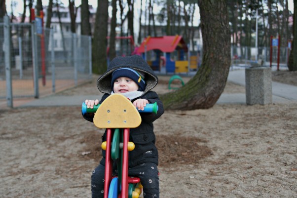 Zdjęcie zgłoszone na konkurs eBobas.pl Franek bawi się w parku.