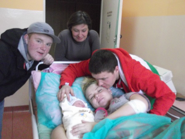 Filipek chwilkę po narodzinach Na zdjęciu malutki Filipek z tatą babcią i wujkiem,którzy dzielnie towarzyszyli mu w przyjściu na świat 