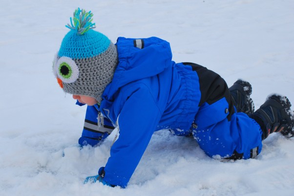 Zimowe akrobacje na śniegu Kto powiedział że nie można ćwiczyć podczas zimowego spacerku ? Śnieg to żywioł Leonka, uwielbia tarzać się w śniegu....