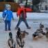Podczas zimowych zabaw można też zrobić coś pożytecznego. Antoś i Leonek bardzo lubią dokarmiać kaczki.