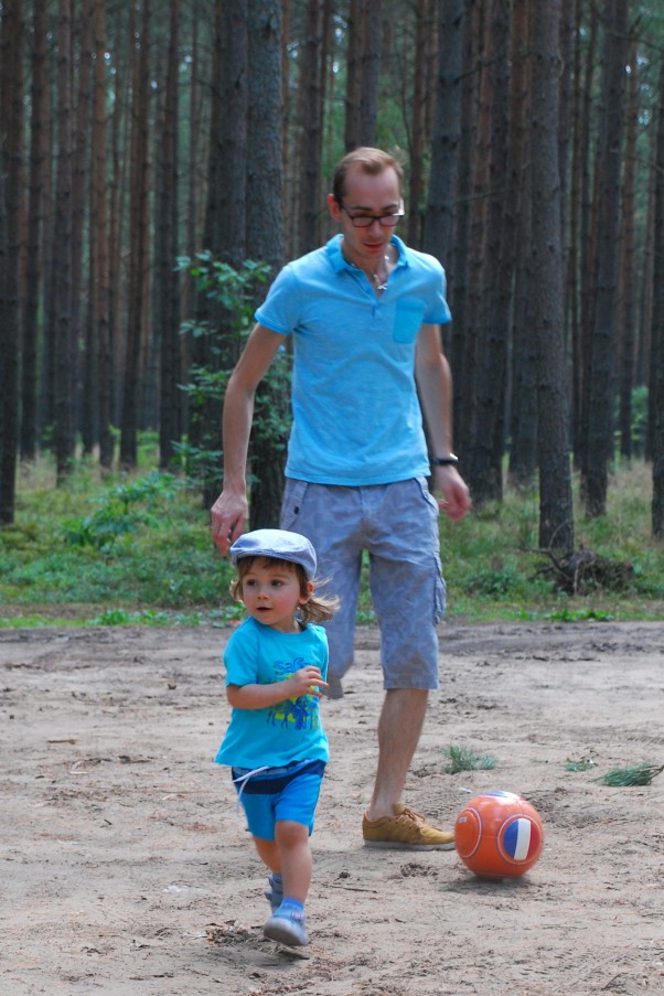 Antoni gra w piłkę z tatą :&#41; Bo najlepsze zabawy na świeżym powietrzu są zawsze z ukochanym tatą :&#41;