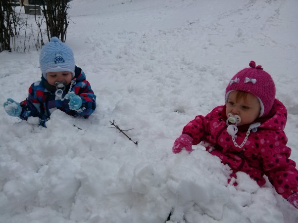 Bliźniaki tak się bawią w piękne dni zimy :&#41; Bliźniaki Antoś i Zuzia mają prawie skończone 16miesięcy jak wychodzą na dwór to prawie jak ich nie ma zapominają o wszystkim liczy się tylko śnieg i dobra zabawa w nim, ich pierwszy śnieg w tym roku wiec i zachwyt musi być w oczach dziecka :&#41;