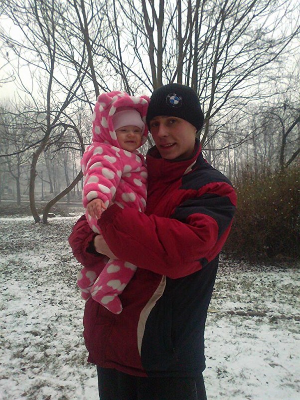Zdjęcie zgłoszone na konkurs eBobas.pl Pierwsza zima Oliwki &#40; 8 miesięcy &#41;. Bardzo spodobało jej się trzymacie kulki śniegu w ręce. 