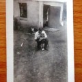 Dawno dawno temu &#40;zdjęcie zostało zrobione przed domem mojej babci. Jestem na nim razem ze swoim wujkiem&#41;