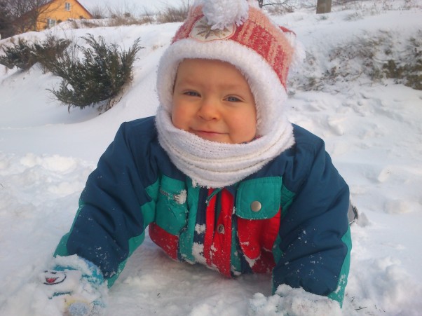 Zdjęcie zgłoszone na konkurs eBobas.pl Pada śnieżek biały,	\npuszysty i suchy,\nidzie na spacerek\nBrajanek malutki.