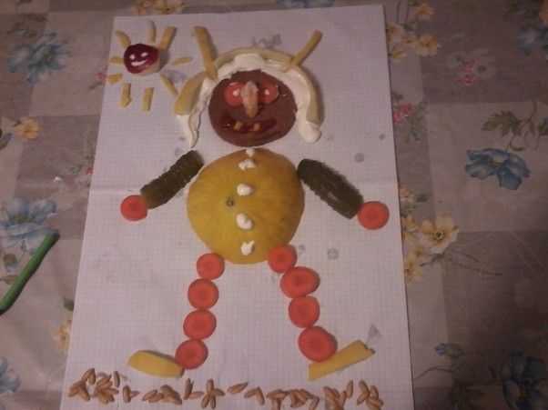 Zdjęcie zgłoszone na konkurs eBobas.pl czarownica robiona przez Klaudusie z pomoca mamy\n\nużyliśmy melona,skorek melona,jabłko,ketchup,smietana,ogorek,marchewka,pestki melona;]