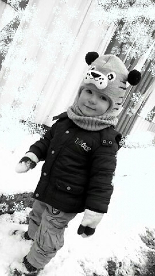 Zdjęcie zgłoszone na konkurs eBobas.pl Pierwsze szaleństwa na sniegu mojego synka:&#41;