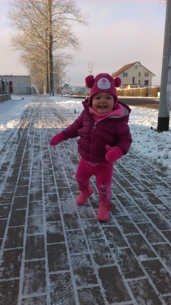 Pierwsza zima Mai Nasza córeczka w tym roku mogła zobaczyć pierwszy śnieg,  przeżyć pierwszy zjazd na sankach i pierwsze mrozy.  