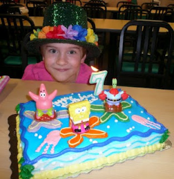 Siódme urodziny Marysii Moja córeczka miesiąc temu skończyłam dokłądnie siedem lat z tej okazji miała imprezę urodzinową. Brdzo się ucieszyła ze specjanych efektów na torcie. Jej radość jest dla mnie bezcenna.