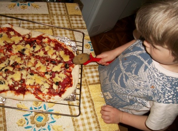 Pizza domowa Wojtuś dzieli pizzę, którą przygotował z pomocą Jasia i Michasi pod czujnym okiem mamy