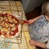 Wojtuś dzieli pizzę, którą przygotował z pomocą Jasia i Michasi pod czujnym okiem mamy