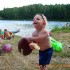 Arkadiusz nad jeziorem rzuca piłke i miedzy czasie je bułke  mało kto tak umie 