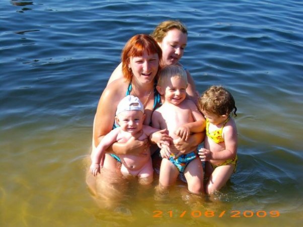 4.JPG na zdjeciu jestem Ja z synami Arkadiuszem Alexem i koleżanką Sylwią i jej córką Amelką .\nWakacyjny wyjazd nad jezioro z znajomymi .