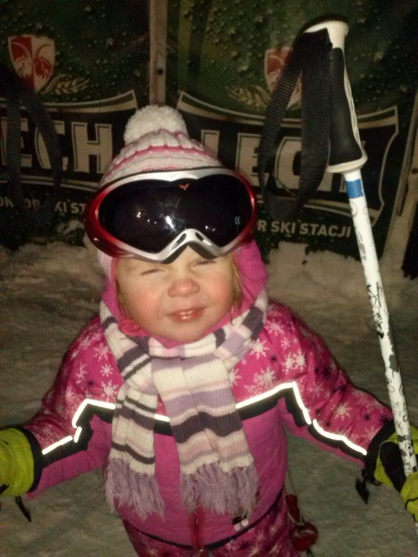 Zdjęcie zgłoszone na konkurs eBobas.pl Nie ma to jak szusować na nartach z mama i tata, &#45;10 a ja jestem szczeliwa.