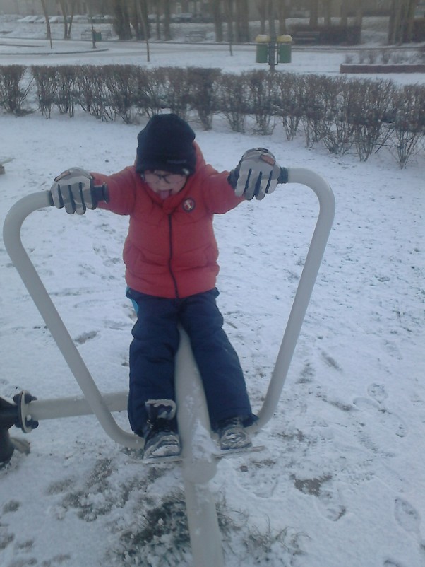 bartek 5 lat moj synek zimy sie nieboi nawet zima korzysta z placu zabaw oraz fittnes parku :&#41; zuch chlopak