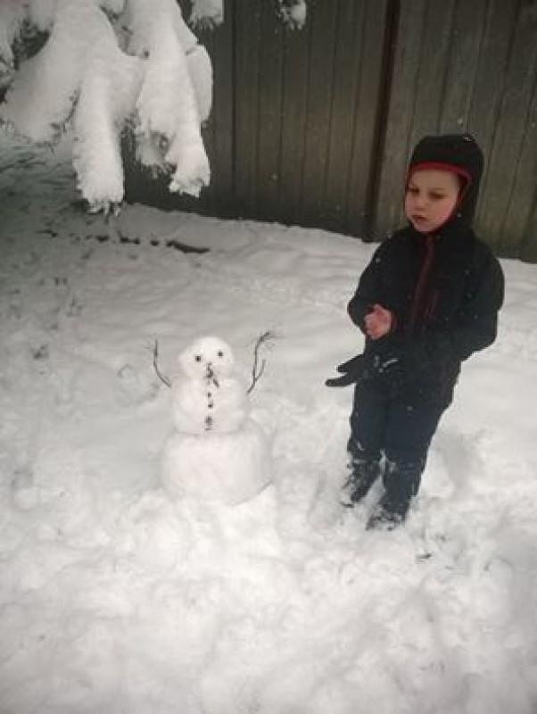 Zdjęcie zgłoszone na konkurs eBobas.pl Kiepska zima w tym roku, więc i bałwan taki sobie. Ale zabawa była ;&#45;&#41;