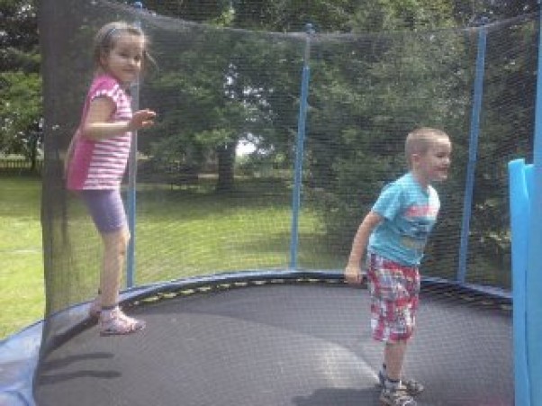 szalenstwa na trampolinie Moje dzieci uwielbiają aktywnie spędzać czas,dlatego podskoki na trampolinie sprawiają im wiele radości i zabawy podczas wakacji.Dzięki temu są zdrowe i zawsze w formie.Polecam.