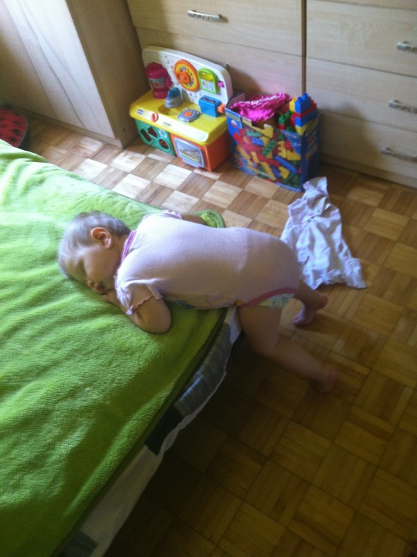 Zdjęcie zgłoszone na konkurs eBobas.pl Zaraz wdrapie się na łóżko żeby sobie na nim poskakać ale wcześniej... chyba się zdrzemnę :&#41;
