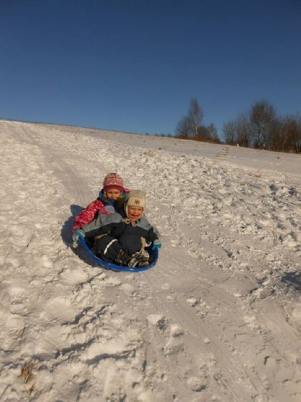 zabawy na śniegu Kasia zjeżdża z braciszkiem Sebastiankiem :&#41;