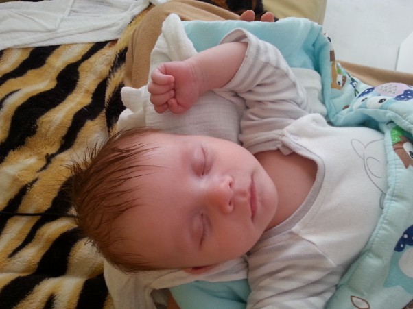 Zdjęcie zgłoszone na konkurs eBobas.pl Słodki maluszek najbardziej lubi spać u mamusi na rączkach :&#45;&#41;
