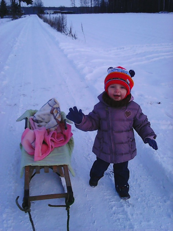 Olinka na spacerze spacer olinki z saneczkami w zimowy piekny słoneczny dzionek...